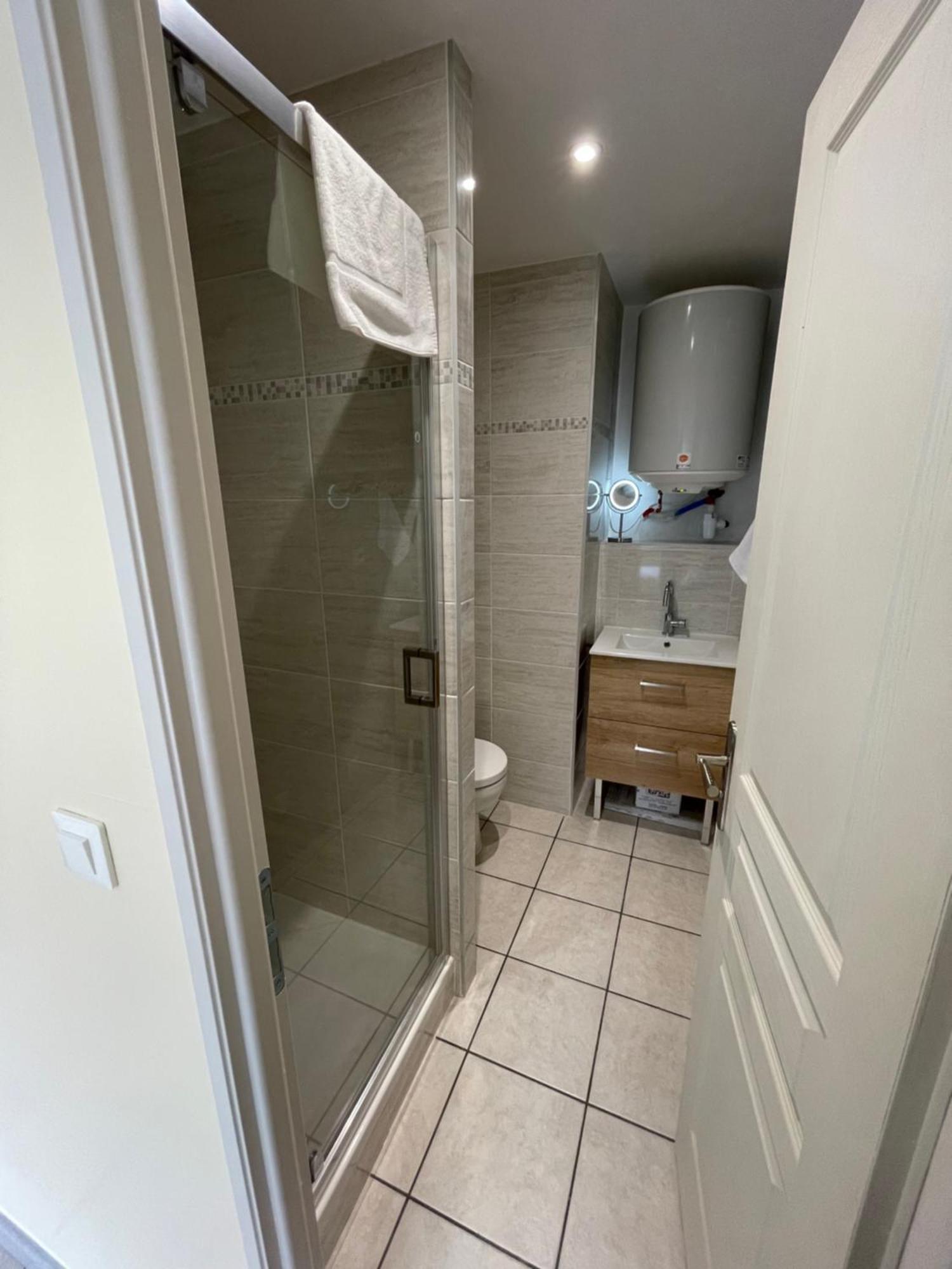 Appartement Ou Studio En Hyper Centre, Pour La Plage Et La Rue Pietonne Il Suffit De Traverser La Rue , Voir La Photo Principale Andernos-les-Bains Eksteriør billede